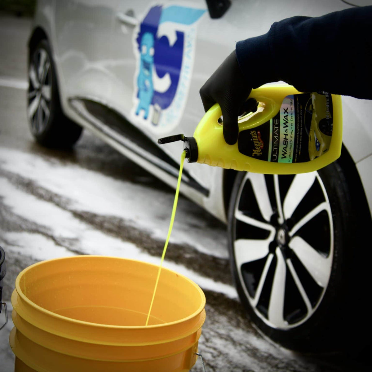 Meguiars Ultimate Wash & Wax hældes i spand