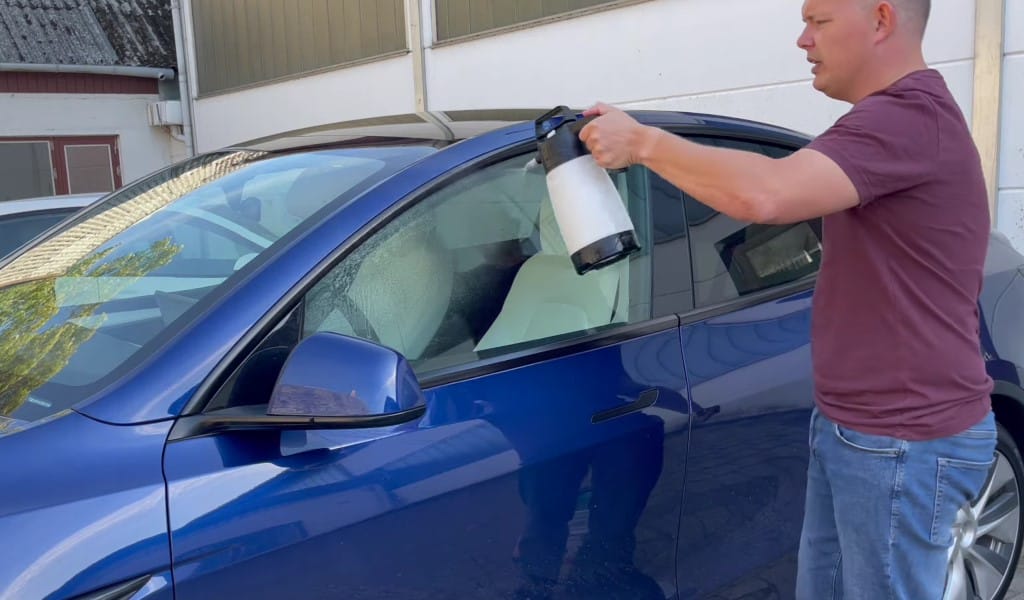 Spray rinseless wash på en overflade ad gangen