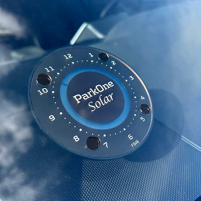 ParkOne Solar elektronisk parkeringsskive monteret i forruden
