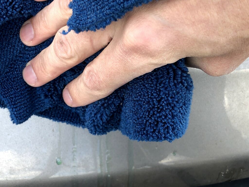 Fugleklat tørres af med mikrofiber