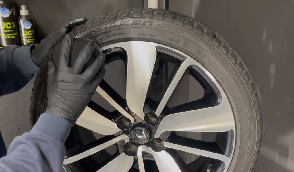 Påfør tire shine